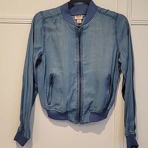 Mossimo, Medium.  Light-weight Denim Bomber jacket. 💙